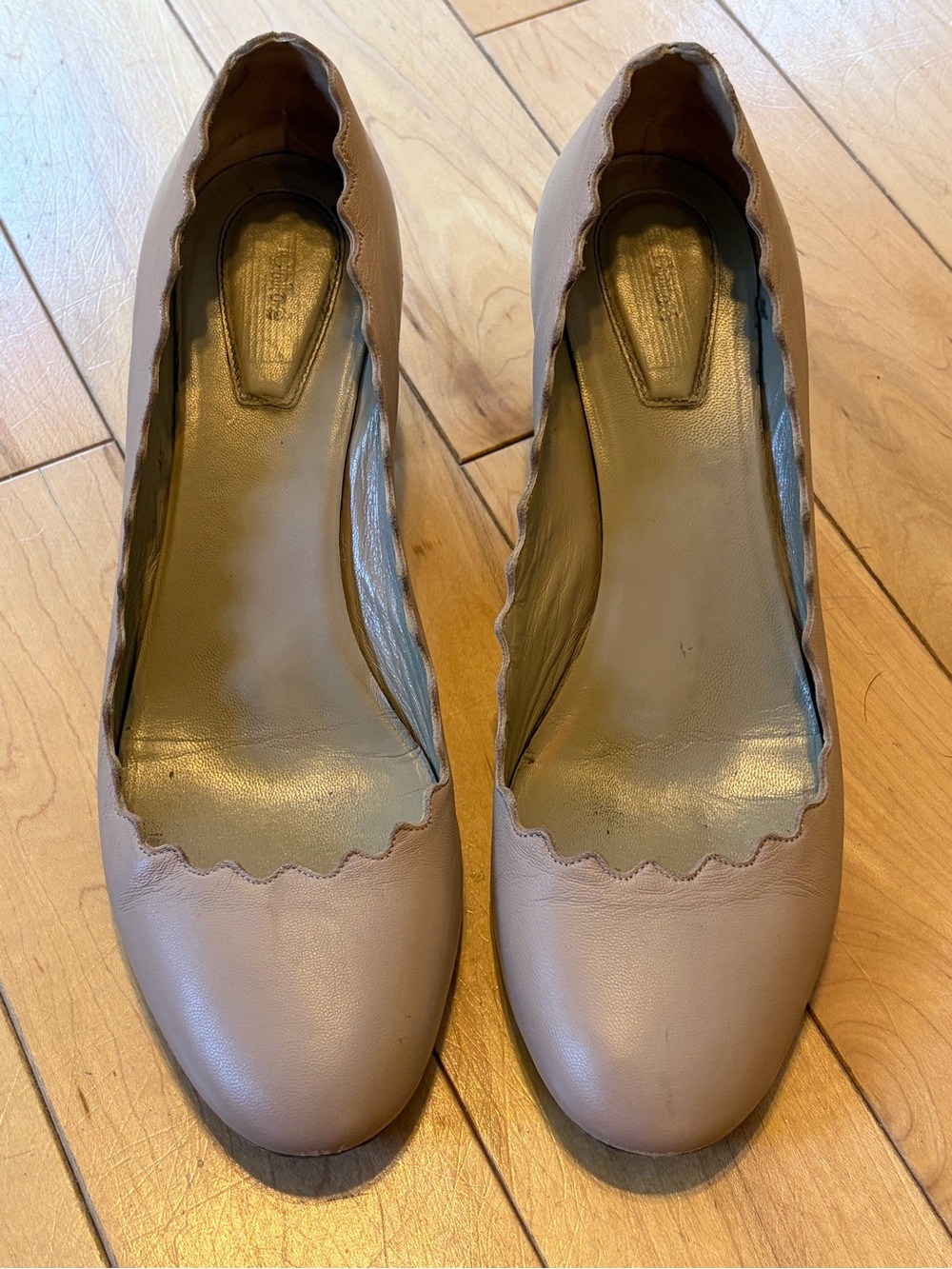 Chloé Lauren Scalloped Edge Block Heel Leather Pumps in nude taupe size 38.5 - Picture 3 of 10
